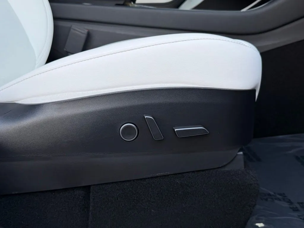 Tesla Model Y photo 31