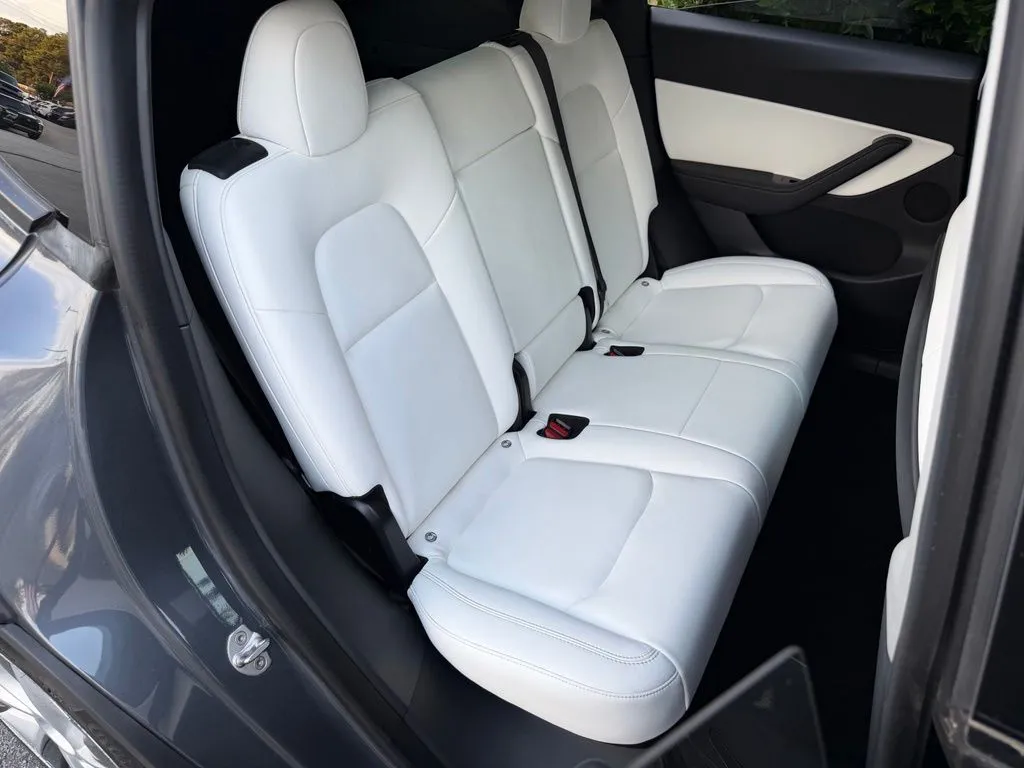 Tesla Model Y photo 35