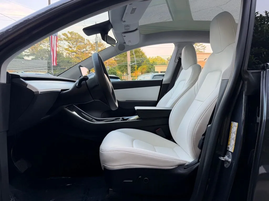 Tesla Model Y photo 21