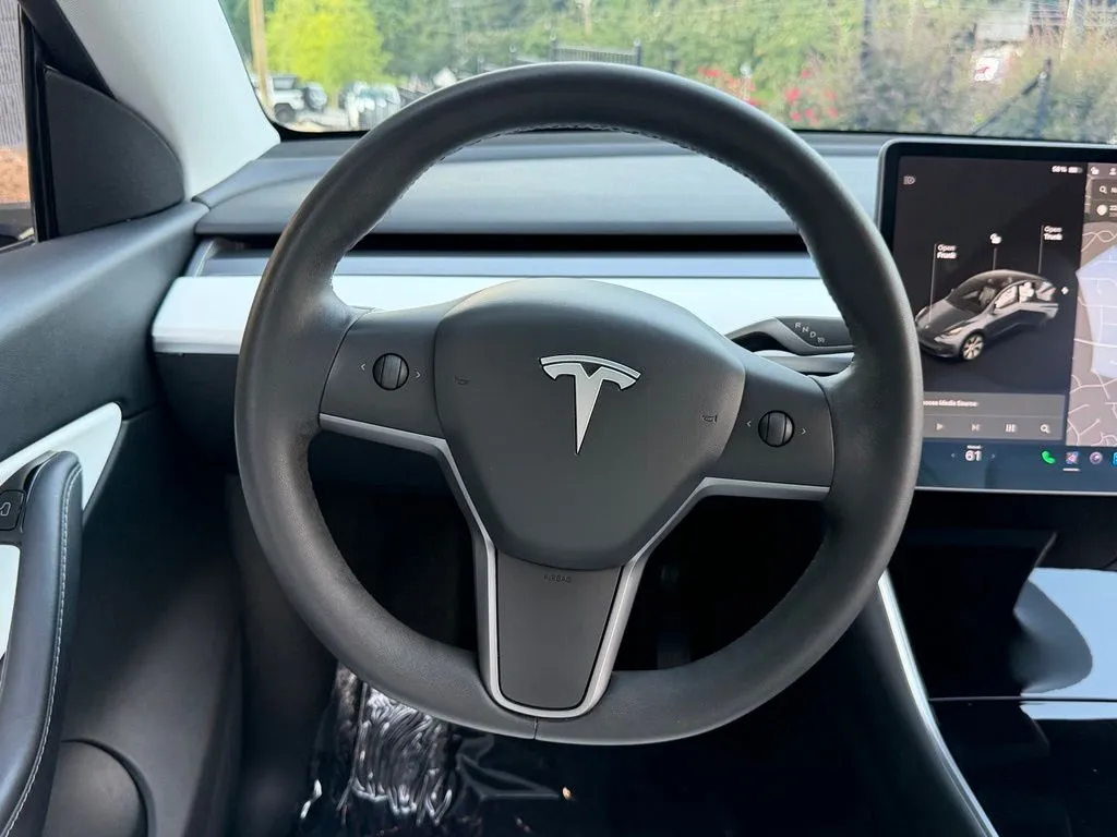 Tesla Model Y photo 39