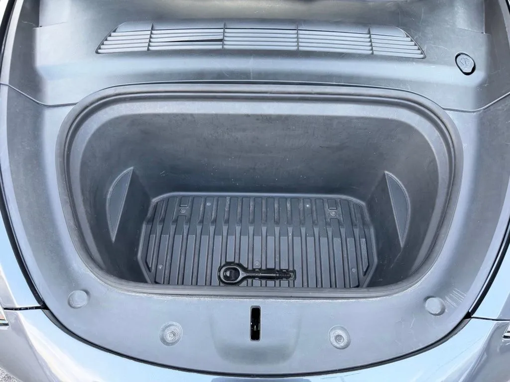 Tesla Model Y photo 6