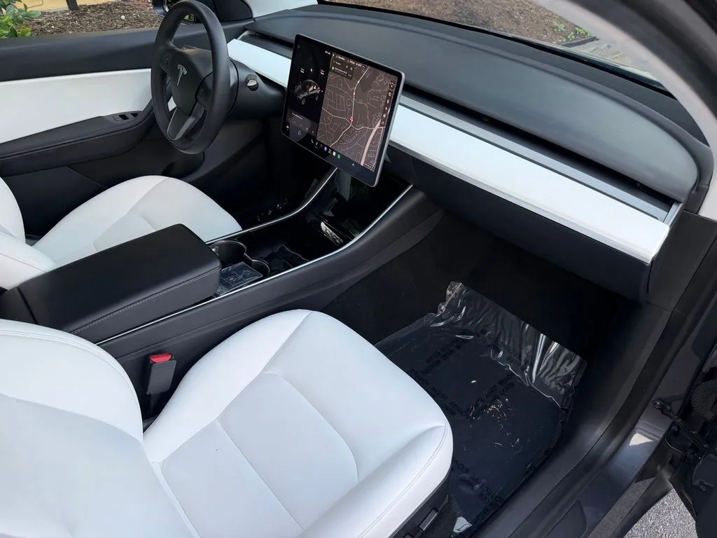 Tesla Model Y photo 28
