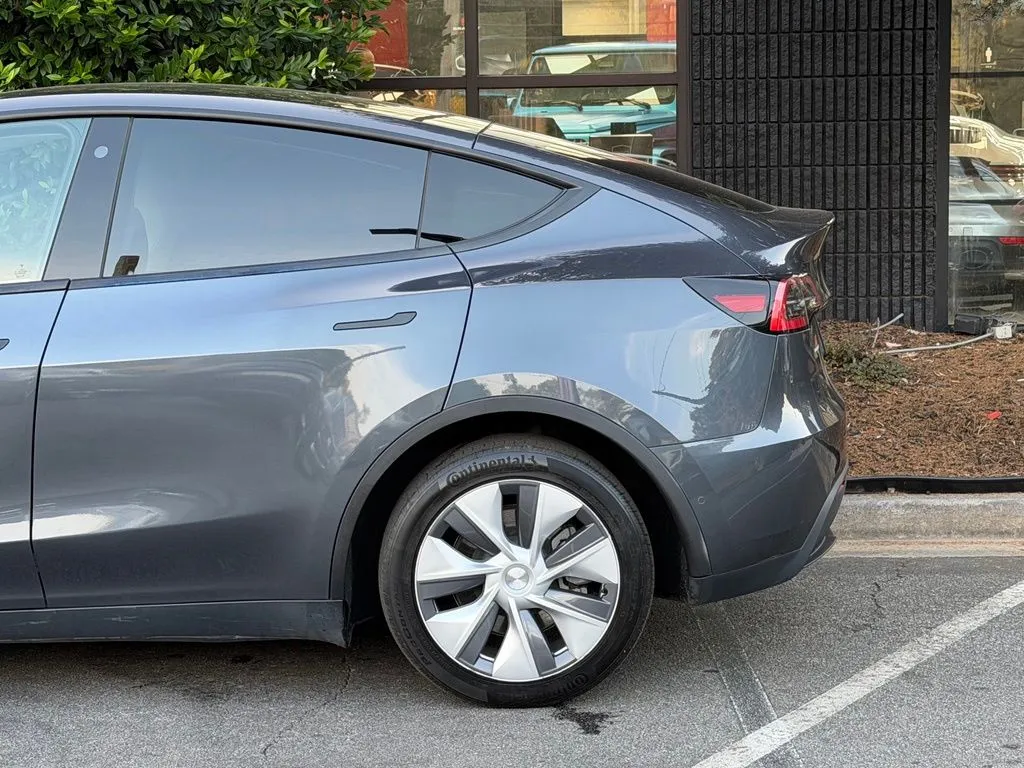 Tesla Model Y photo 11