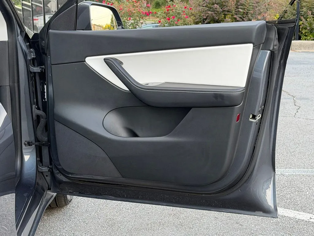 Tesla Model Y photo 32