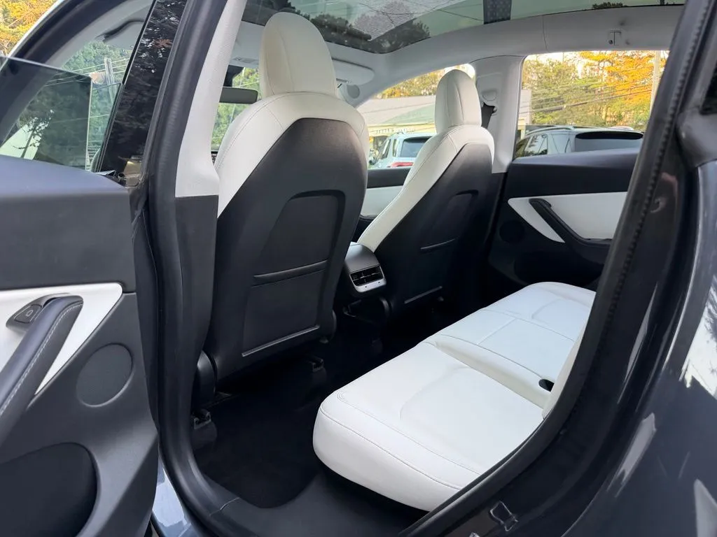 Tesla Model Y photo 26
