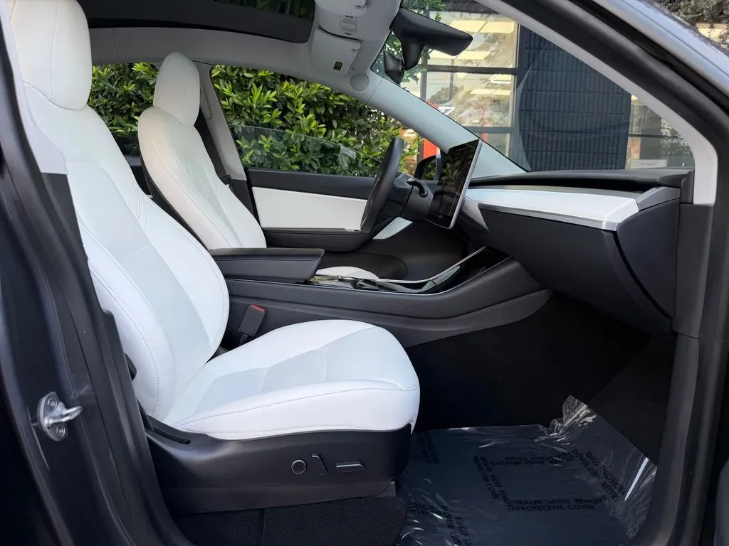 Tesla Model Y photo 29