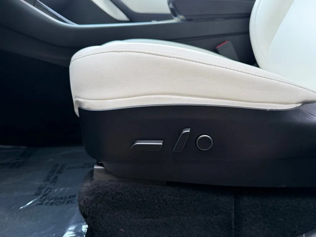 Tesla Model Y photo 23