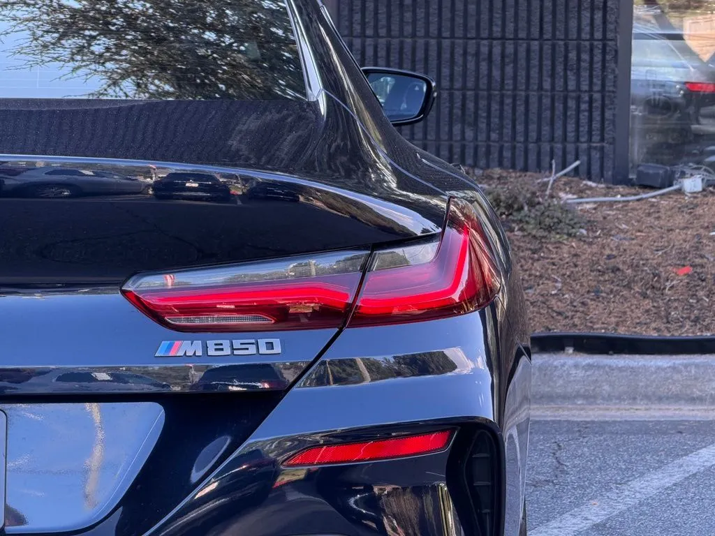 BMW 8 Series photo 16