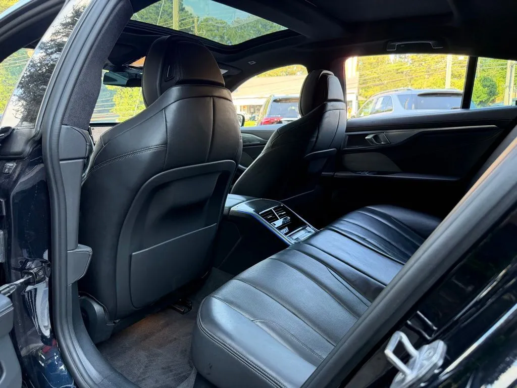 BMW 8 Series photo 31