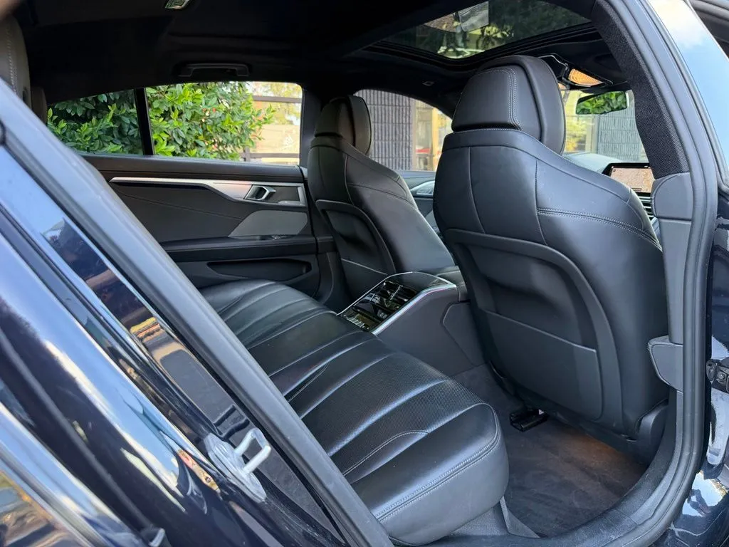 BMW 8 Series photo 39