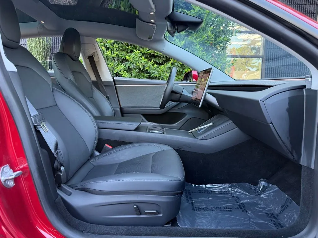 Tesla Model 3 photo 33