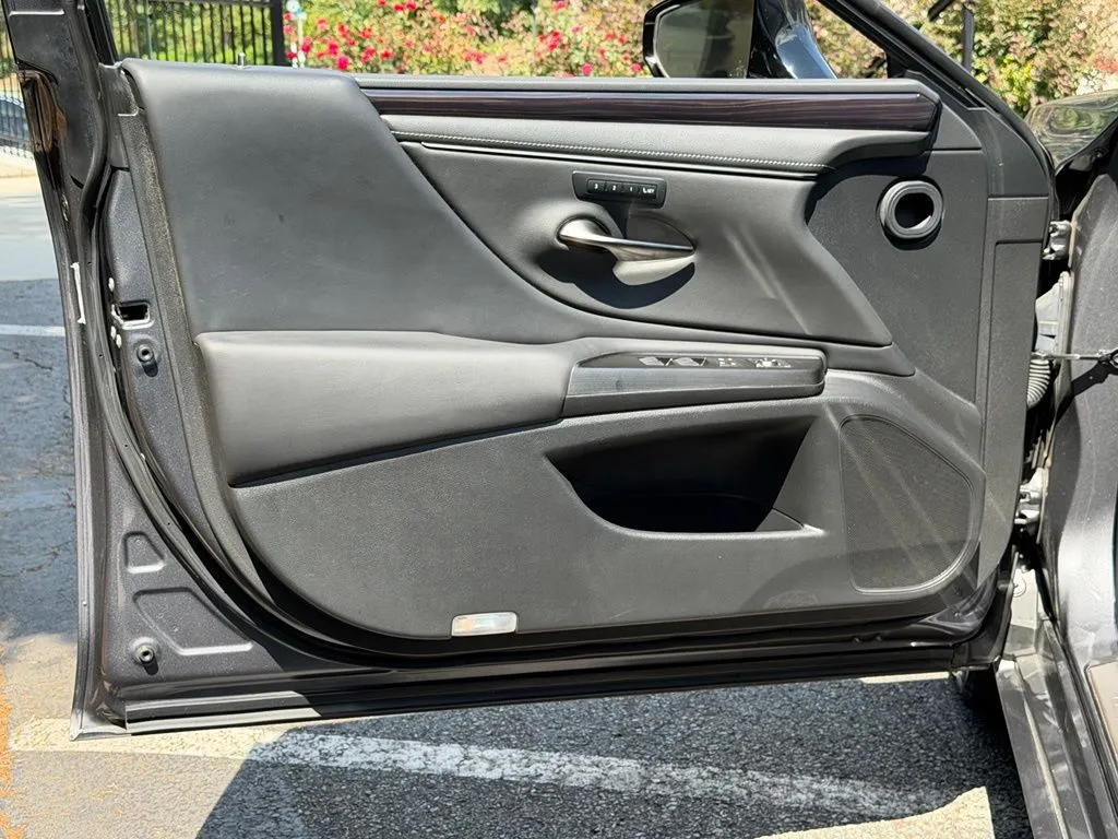 Lexus ES photo 28