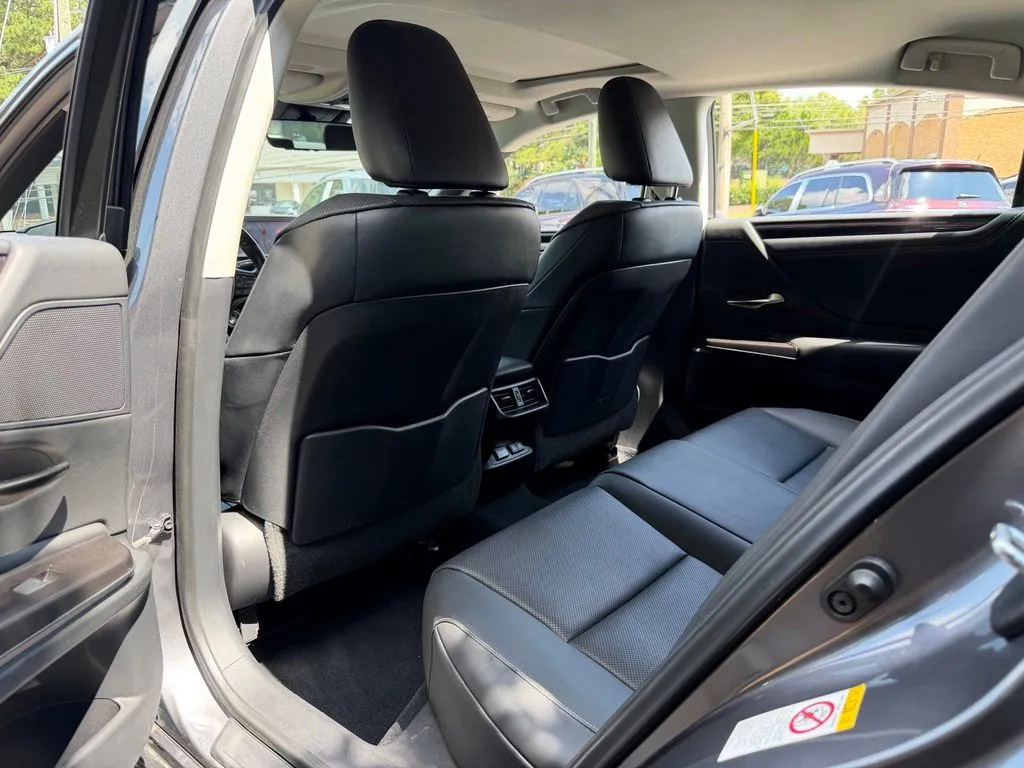 Lexus ES photo 30