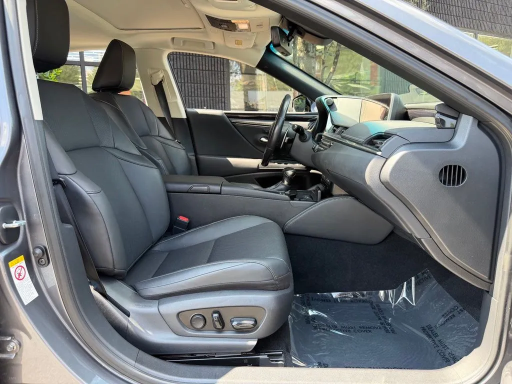 Lexus ES photo 33