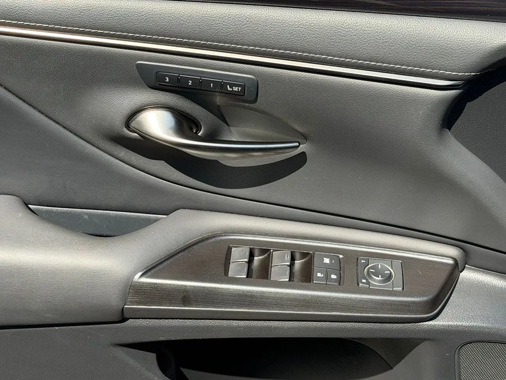 Lexus ES photo 29