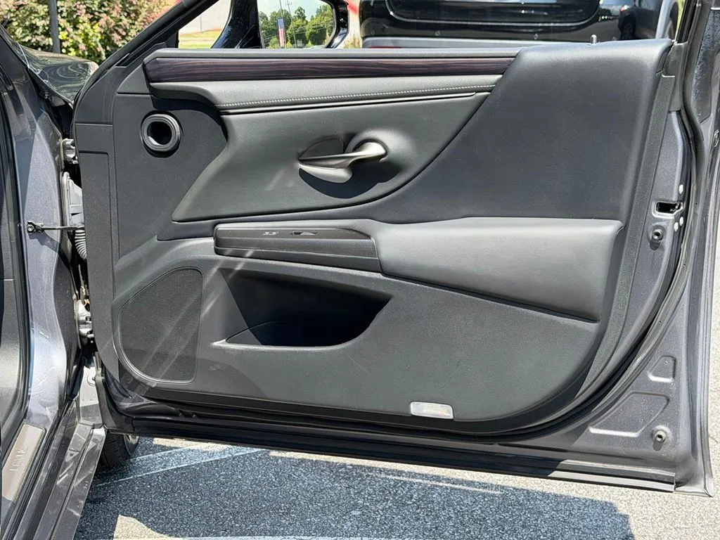 Lexus ES photo 36
