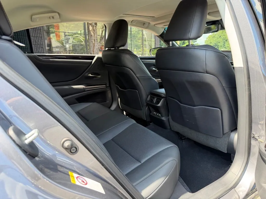 Lexus ES photo 38