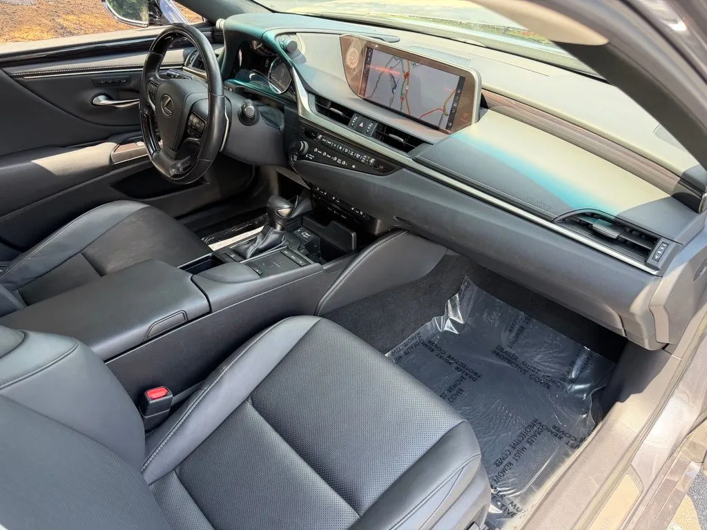 Lexus ES photo 32