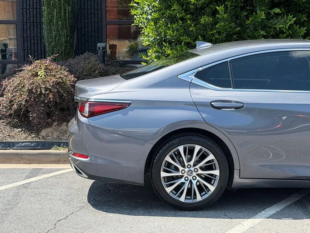 Lexus ES photo 22
