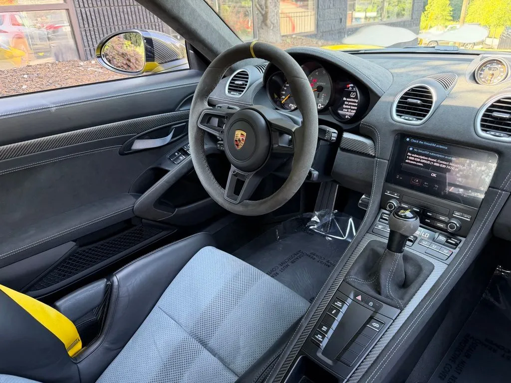 2025 Porsche 718 GT4 RS - Photo 37