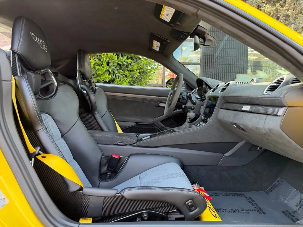 2025 Porsche 718 GT4 RS - Photo 31