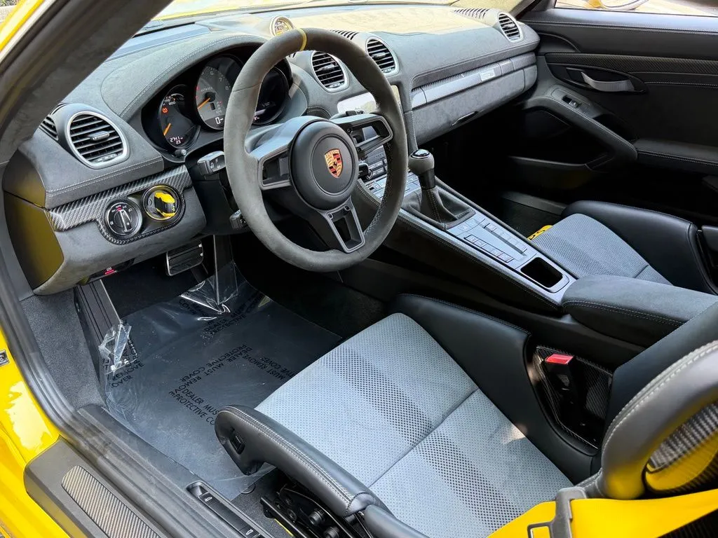 2025 Porsche 718 GT4 RS - Photo 24