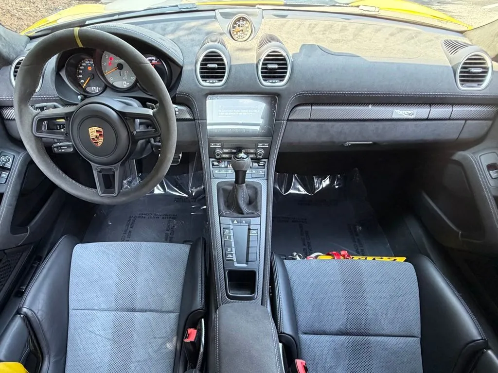 2025 Porsche 718 GT4 RS - Photo 35