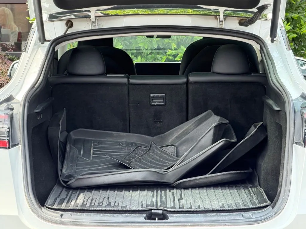 Tesla Model Y photo 18