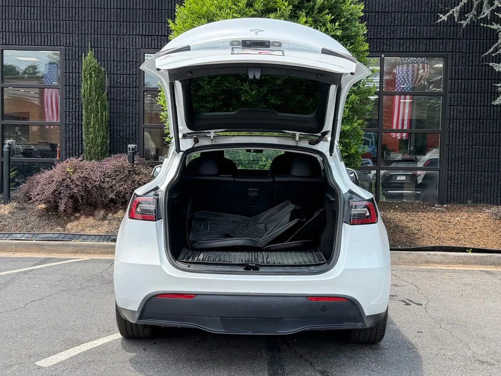 Tesla Model Y photo 17