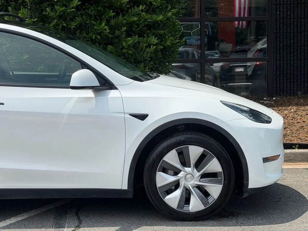 Tesla Model Y photo 23