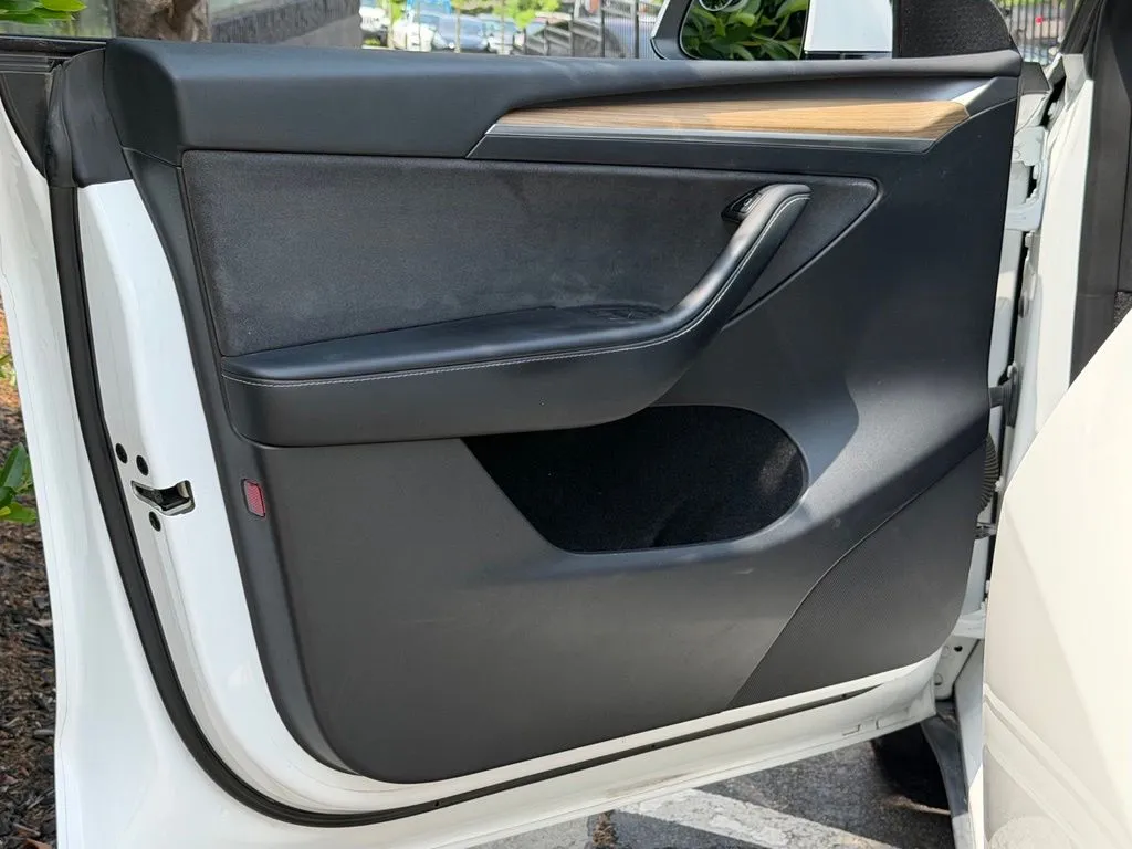 Tesla Model Y photo 27