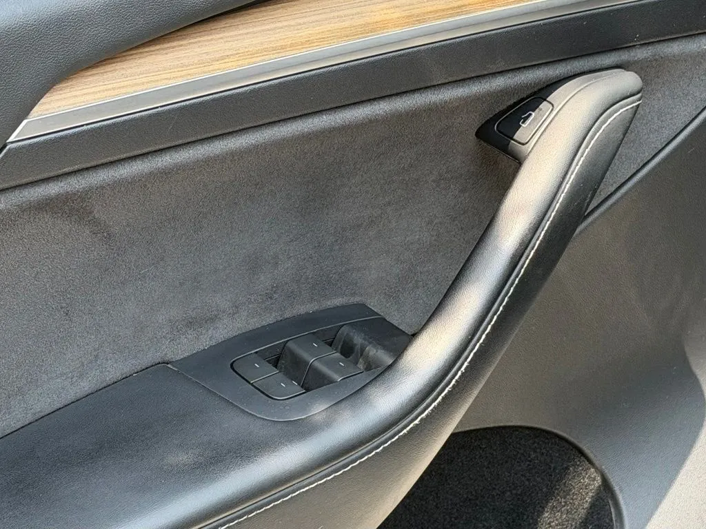 Tesla Model Y photo 28