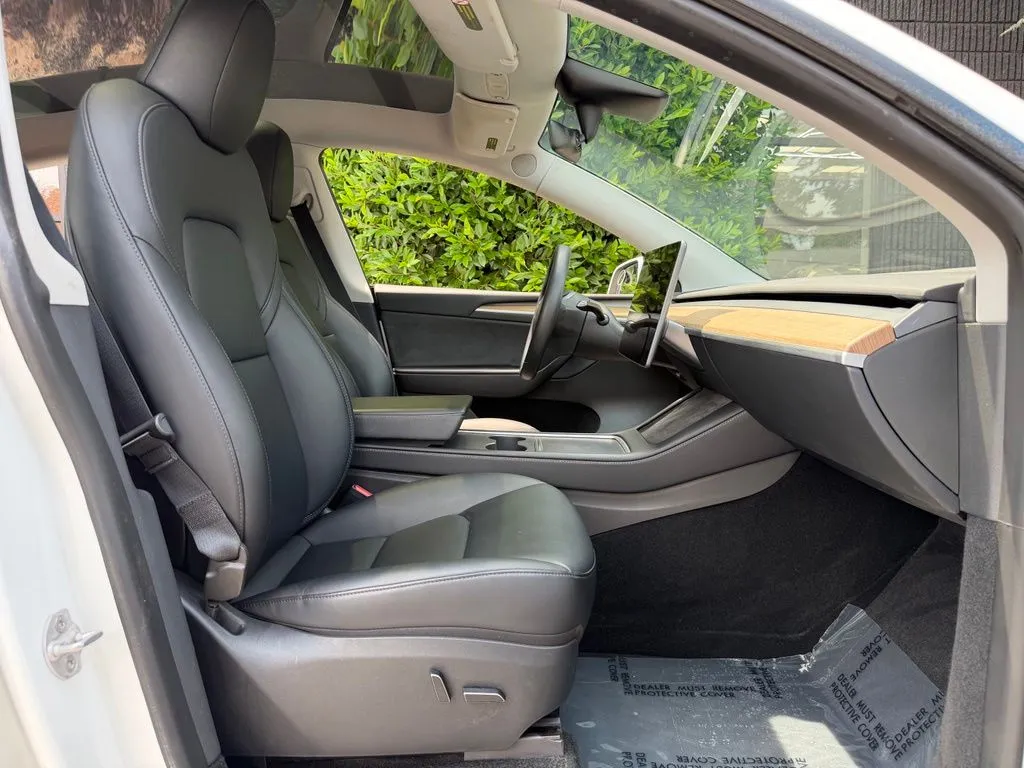 Tesla Model Y photo 33