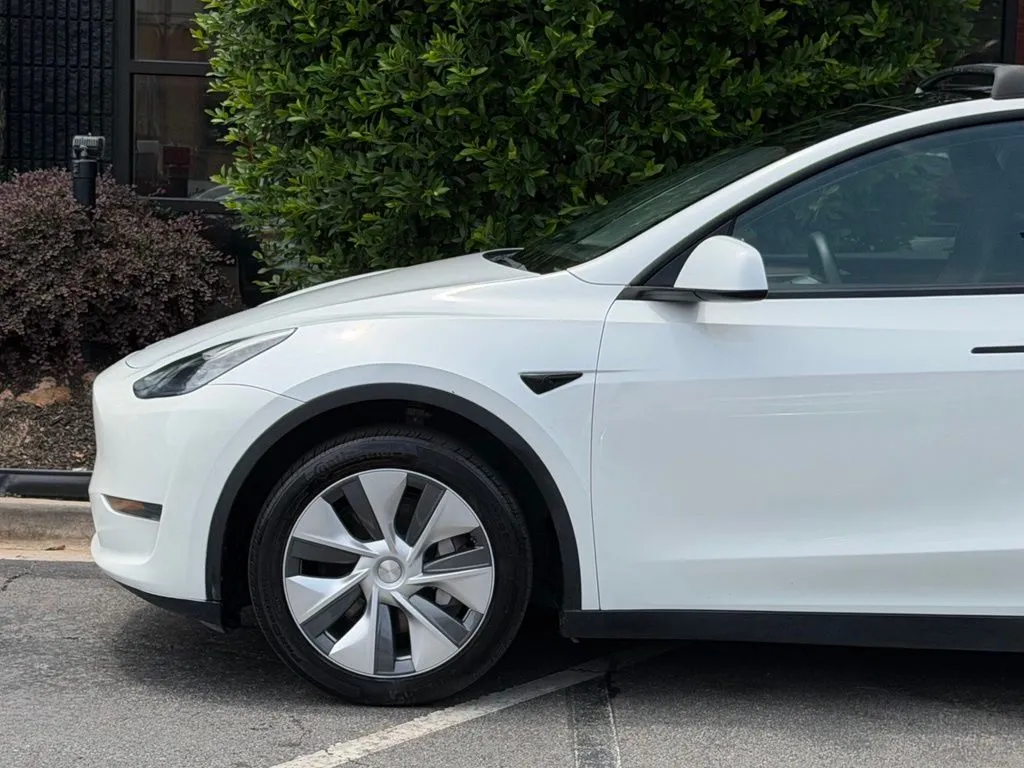 Tesla Model Y photo 10