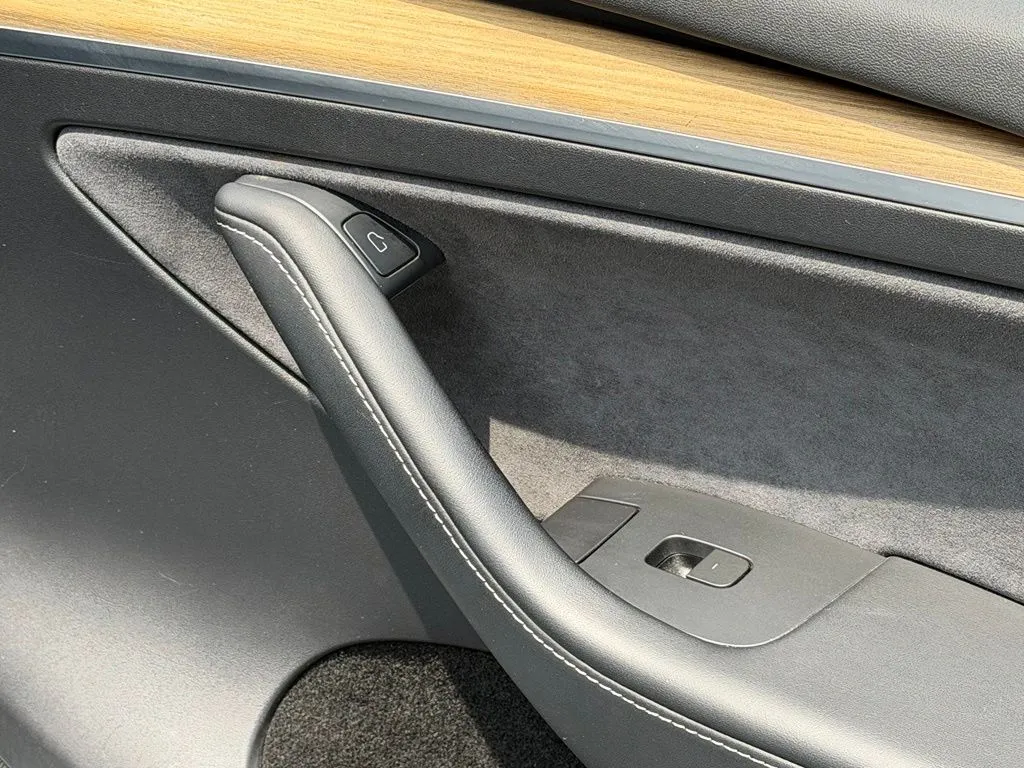 Tesla Model Y photo 37