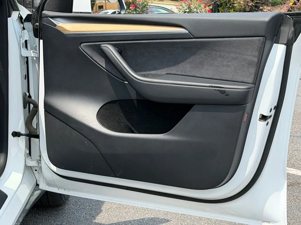 Tesla Model Y photo 36