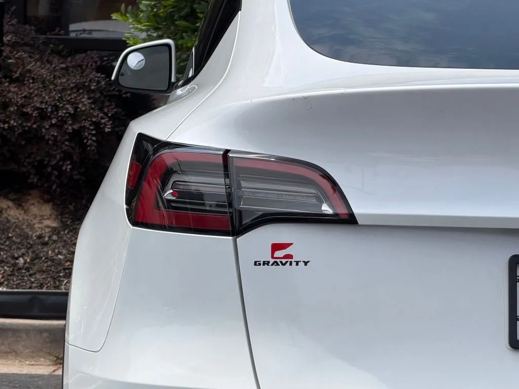 Tesla Model Y photo 15