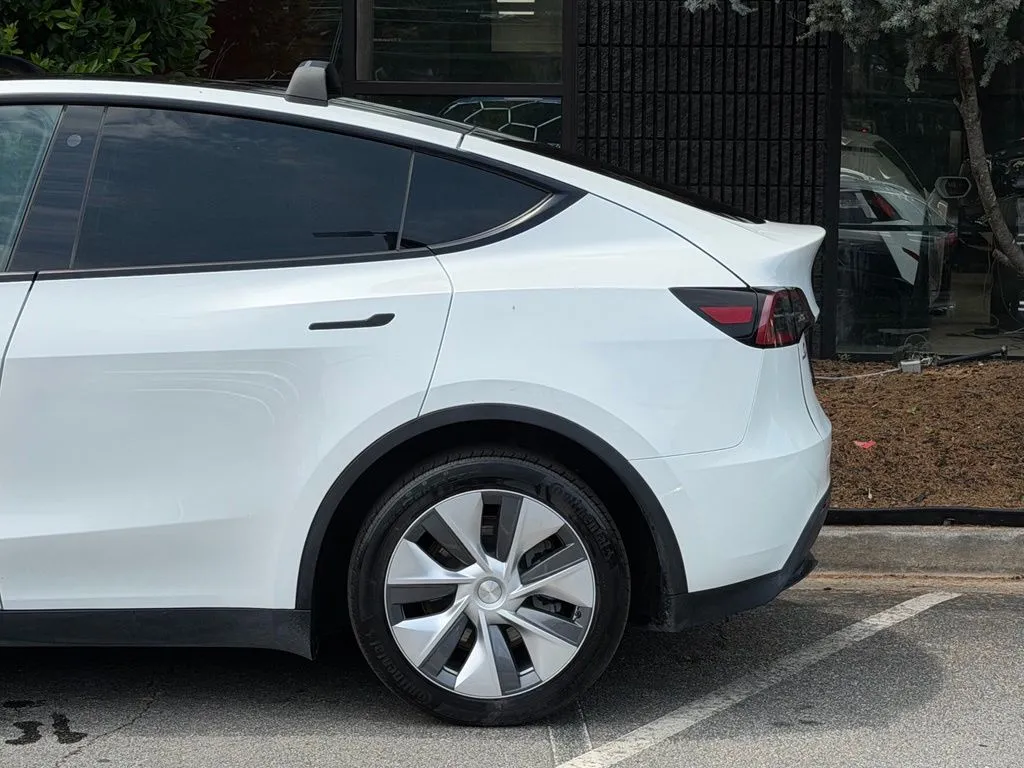 Tesla Model Y photo 11