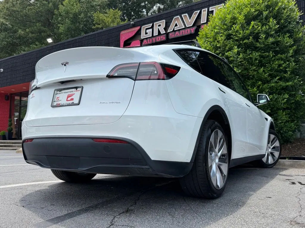 Tesla Model Y photo 13