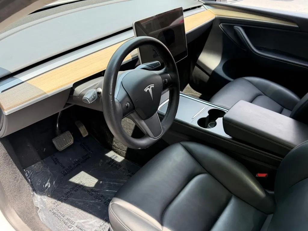 Tesla Model Y photo 24