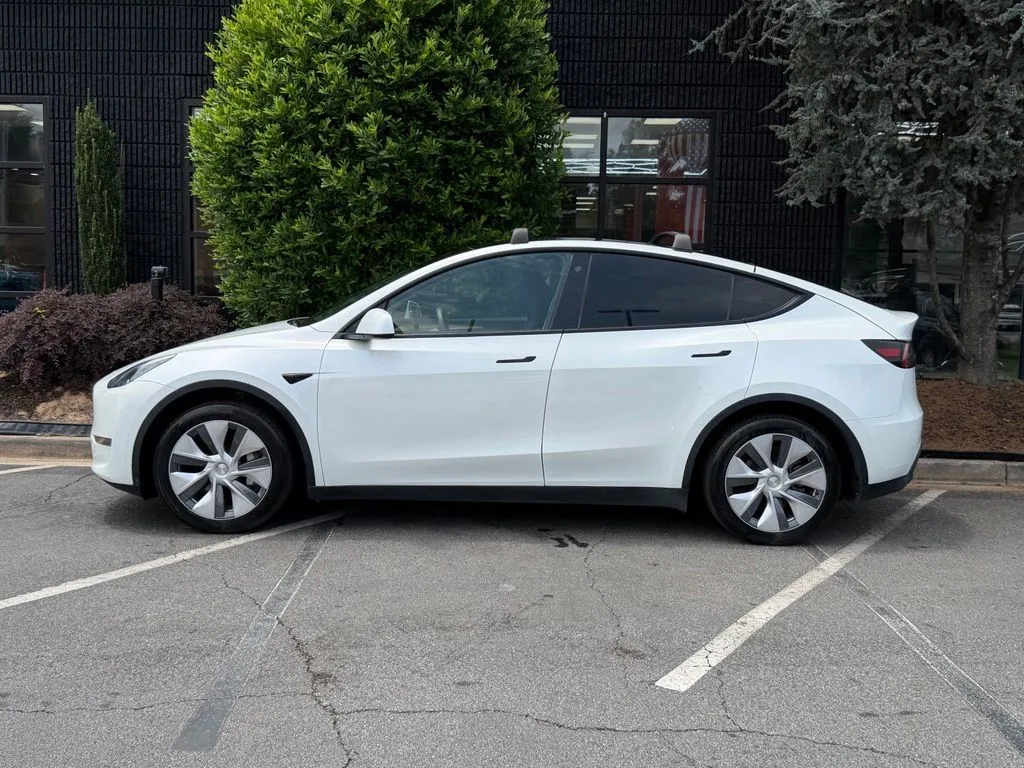 Tesla Model Y photo 9