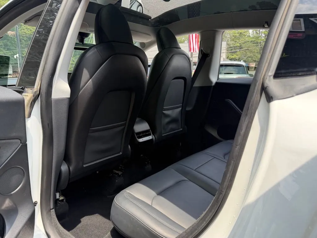 Tesla Model Y photo 30