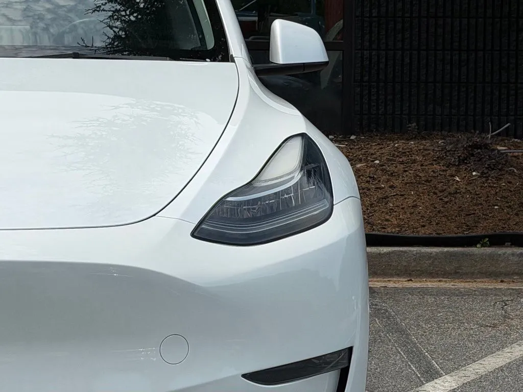 Tesla Model Y photo 5