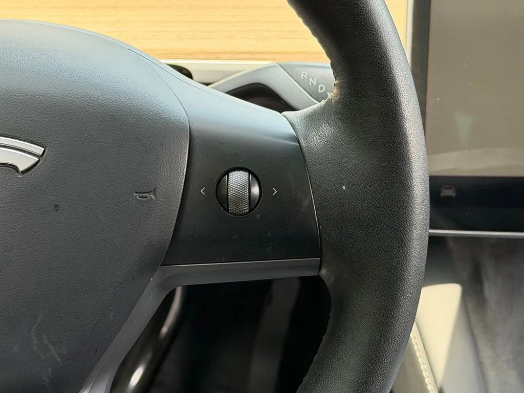 Tesla Model Y photo 45