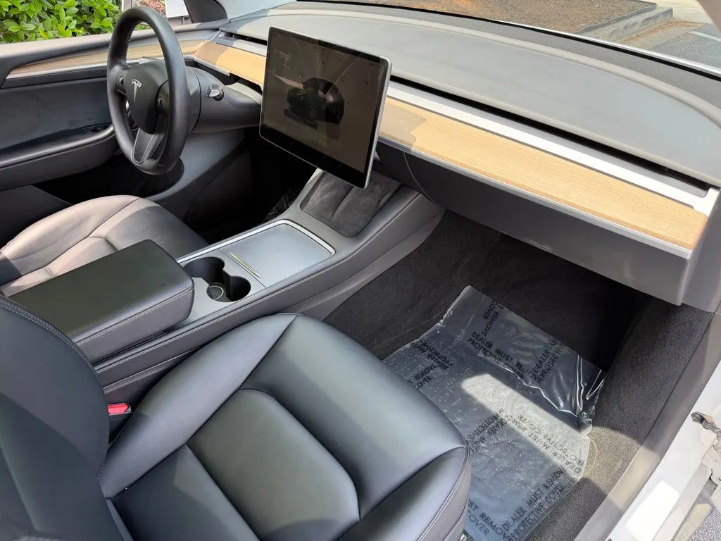 Tesla Model Y photo 32