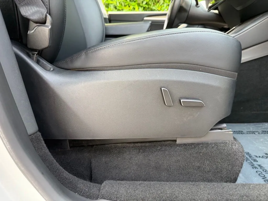Tesla Model Y photo 35