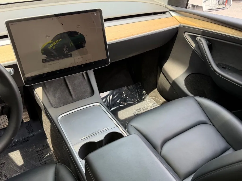 Tesla Model Y photo 42