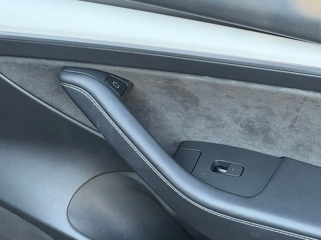 Tesla Model 3 photo 37