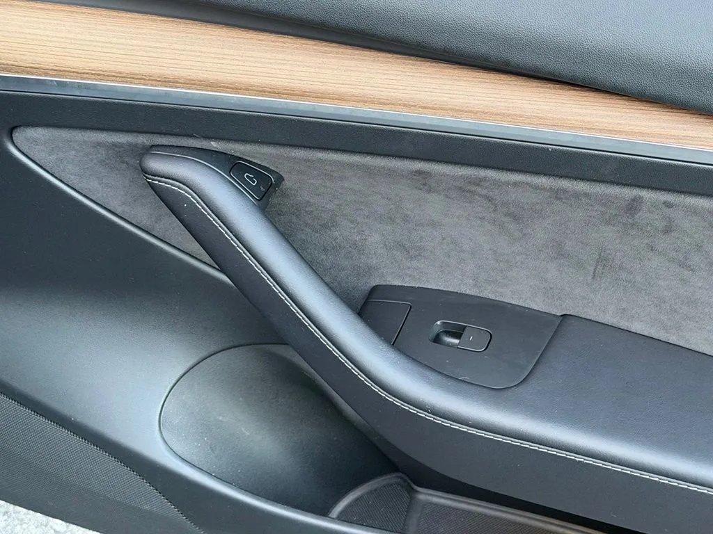 Tesla Model 3 photo 33