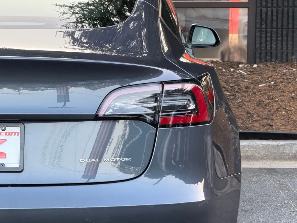 Tesla Model 3 photo 16